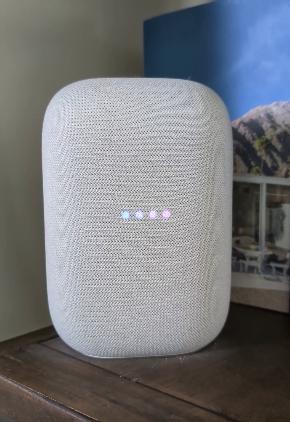 ​Nest 音响现蓝紫渐变灯光，Google Gemini 助手正在测试中