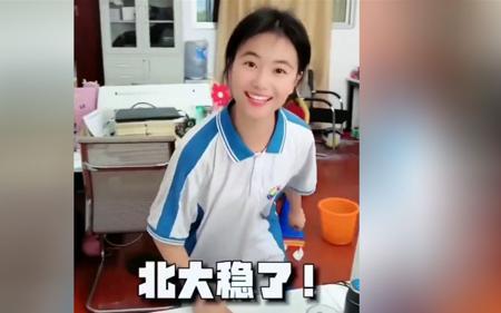 高考查分淡定现场，喜极而泣！几家欢乐几家愁