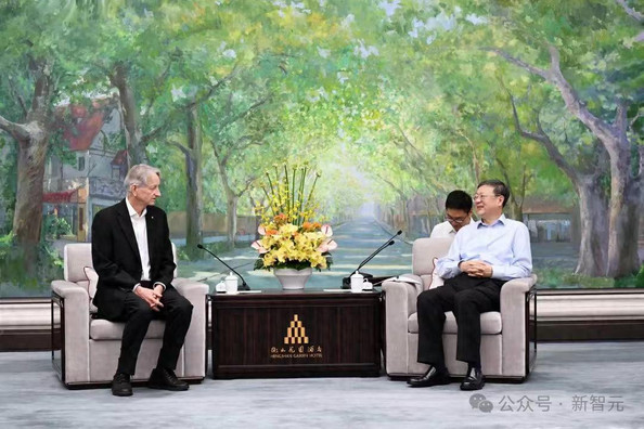 AI教父Hinton首次现身中国，合照全网刷屏！预警AI觉醒临界点已至