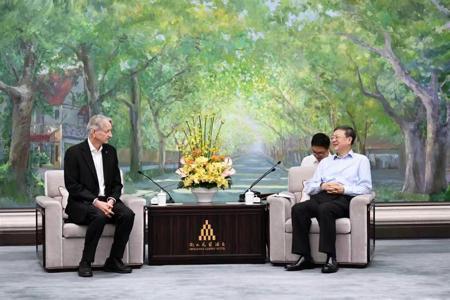 AI教父Hinton首次现身中国，合照全网刷屏，预警AI觉醒临界点已至
